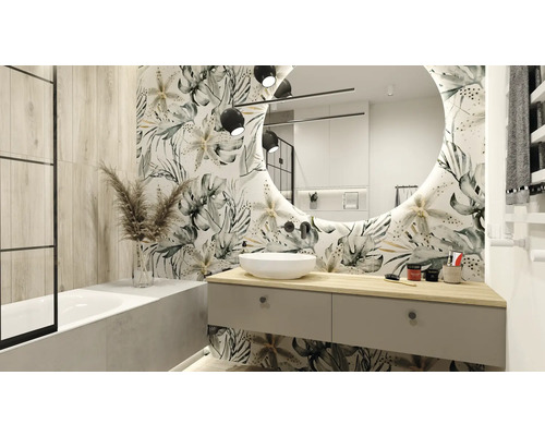 Modernes Badezimmer mit Badewanne, Waschtisch, Spiegel und tropischer Tapete