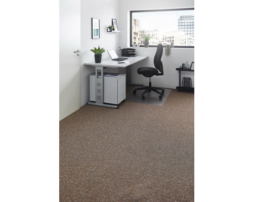 Büroraum mit Schreibtisch, Bürostuhl und Korkboden