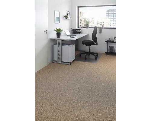 Modernes Büro mit Korkboden, Schreibtisch, Bürostuhl und Fenster