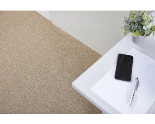 Detailansicht eines beigefarbenen Teppichbodens in einem hellen Raum.