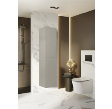 Modernes Badezimmer mit Spiegelschrank, Dusche und WC