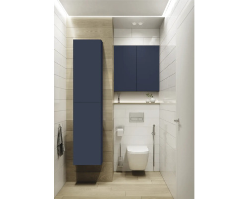 Modernes Badezimmer mit Hänge-WC, blauem Badschrank und weißen Fliesen.