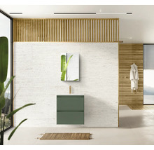 Badezimmer mit Waschbeckenunterschrank, Spiegel und Holzelementen für eine helle und freundliche Atmosphäre