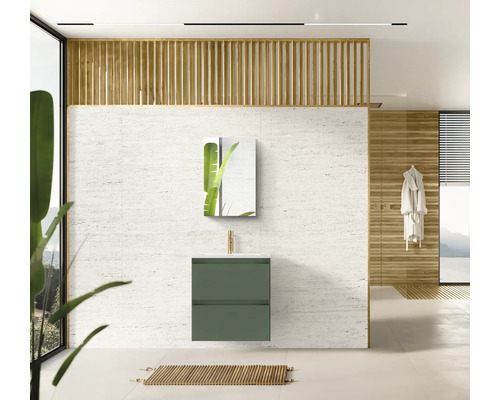 Badezimmer mit Waschbeckenunterschrank, Spiegel und Holzelementen für eine helle und freundliche Atmosphäre