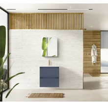 Modernes Badezimmer mit blauem Waschtischunterschrank und Spiegel