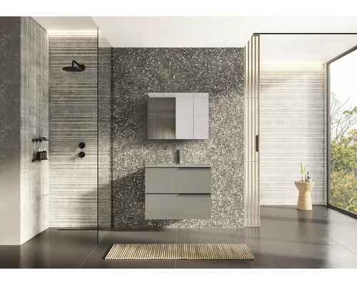 Modernes Badezimmer mit Dusche, Waschbeckenunterschrank und Spiegelschrank