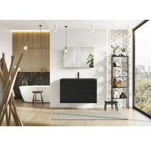 Badezimmer mit Waschbeckenunterschrank, Spiegelschrank, Badewanne und Regal
