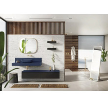 Helles Badezimmer mit Waschtisch, Spiegel, Badewanne und Holzdetails für ein modernes Ambiente.