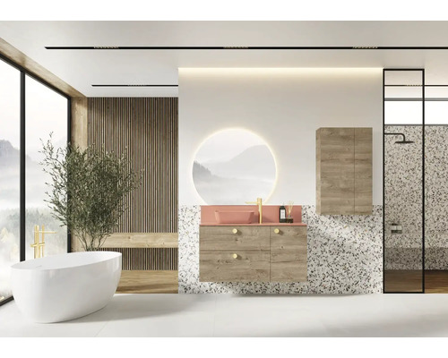 Helles Badezimmer mit Badewanne, Waschtisch mit Spiegel, Schrank und Dusche