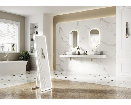 Modernes Badezimmer mit freistehender Badewanne, Waschtisch mit Spiegeln und stehendem Spiegel