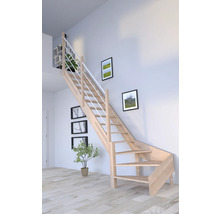Holztreppe mit Geländer in einem hellen Raum