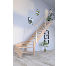 Holztreppe mit Geländer im hellen Raum