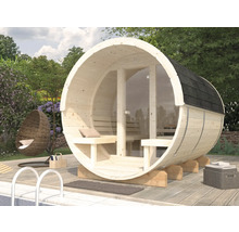 Fasssauna aus Holz mit Glastür und Sitzbänken im Garten