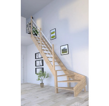 Holztreppe mit Geländer in einem hellen Raum