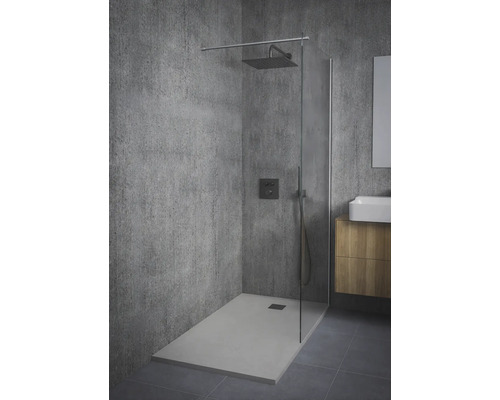 Badezimmer mit Dusche, Duschwanne, Duschkopf und Waschtisch