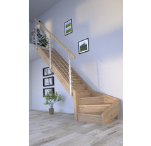 Holztreppe mit Geländer im Wohnraum