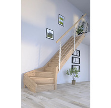 Holztreppe mit Metallgeländer im Wohnraum