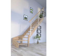 Holztreppe mit Metallgeländer in einem hellen Raum