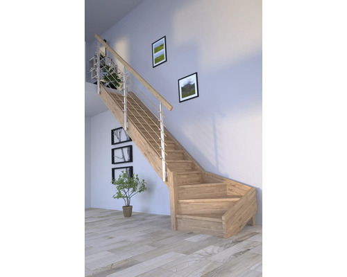 Treppe aus Holz mit Edelstahlgeländer in einem hellen Raum