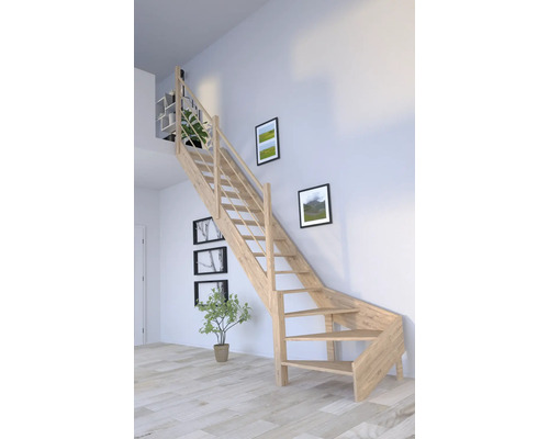 Holztreppe im Innenraum mit Geländer und Wanddekoration.