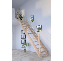 Holztreppe mit Metallgeländer in einem hellen Raum.