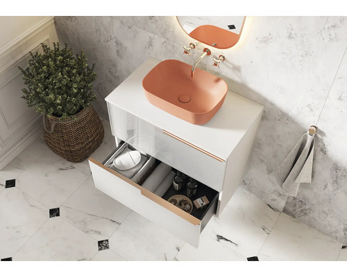 Badezimmer mit weißem Waschtisch, offenem Schubfach, orangefarbenem Aufsatzwaschbecken und Dekoration