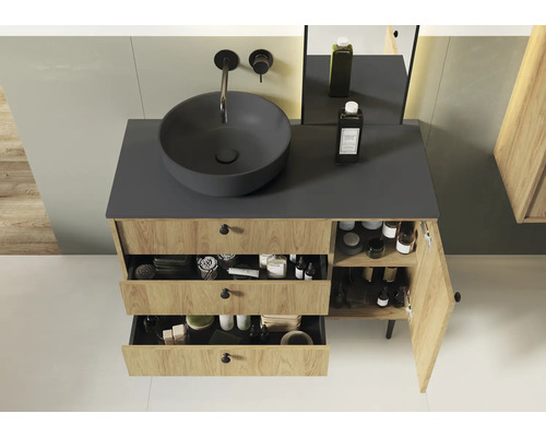 Badezimmer mit Waschtischunterschrank, Aufsatzwaschbecken und geöffneten Schubladen zur Aufbewahrung