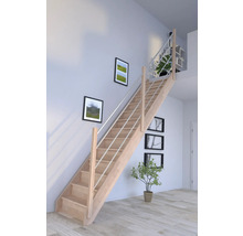 Holztreppe mit Edelstahlgeländer im Innenraum
