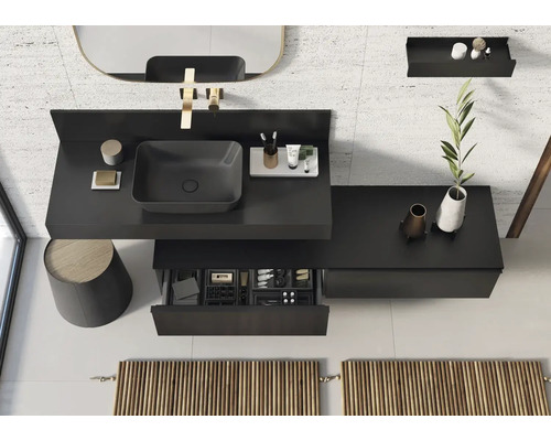 Badezimmeransicht von oben mit Waschbecken, Spiegel, Ablagefläche und Handtuchwärmer