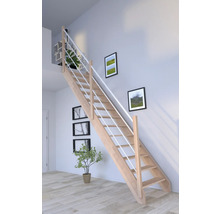 Holztreppe mit Metallgeländer in einem hellen Raum