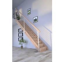 Holztreppe mit Metallgeländer im Innenraum