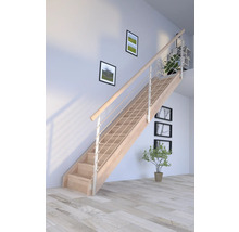Holztreppe mit Geländer in einem hellen Raum