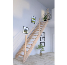 Holztreppe mit Geländer in einem hellen Raum