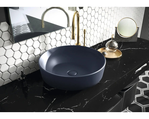 Modernes Badezimmer mit Aufsatzwaschbecken, Armatur und Spiegel