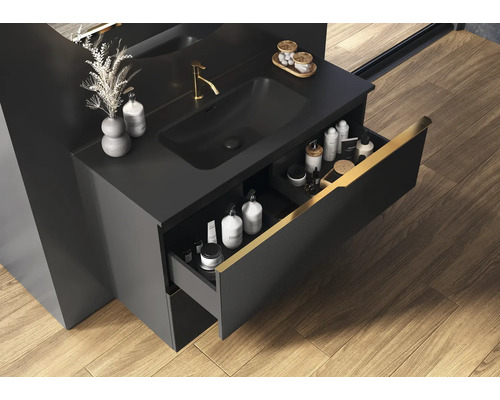 Badezimmer mit schwarzem Waschtischunterschrank, offenem Schubladenelement und Aufsatzwaschbecken
