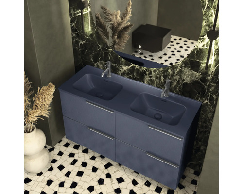 Badezimmer mit blauem Waschtischunterschrank, zwei Waschbecken und Marmorwand