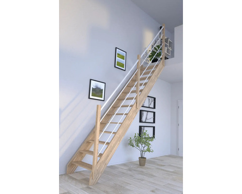 Holztreppe mit weißem Geländer in einem hellen Raum