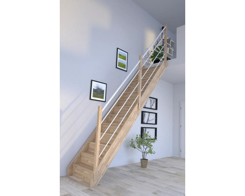 Holztreppe mit Geländer in einem hellen Raum