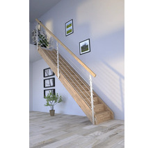 Holztreppe mit Edelstahlgeländer in einem hellen Raum