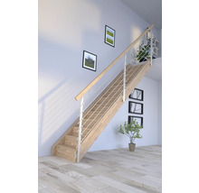 Treppe aus Holz mit Edelstahlgeländer in einem hellen Raum