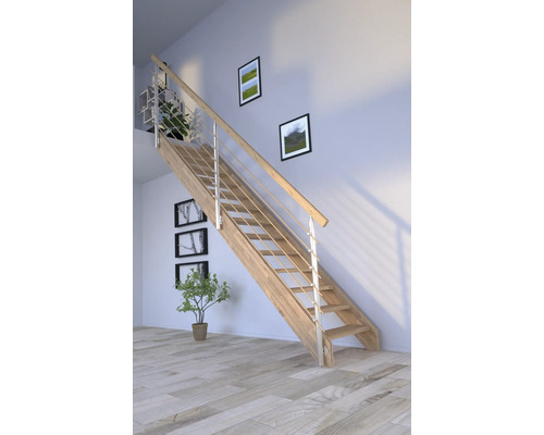 Holztreppe mit Metallgeländer in einem hellen Raum.