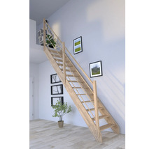 Holztreppe im Wohnraum mit Wanddekoration