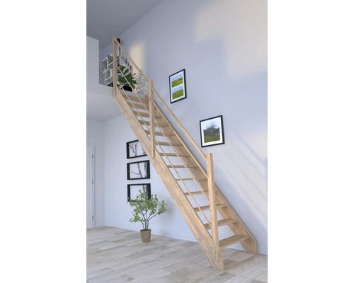 Holztreppe im Wohnraum mit Wanddekoration