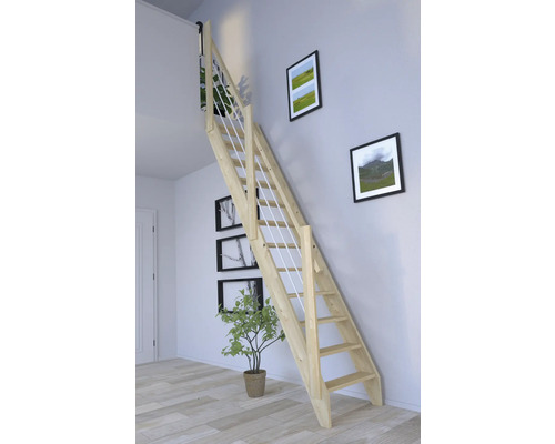 Holztreppe mit Geländer in einem hellen Raum