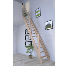Raumansicht mit Holztreppe und weißen Geländerstäben.