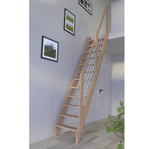 Holztreppe mit Geländer im Innenraum