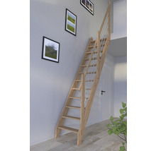 Holztreppe mit Geländer im Innenraum