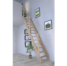 Holztreppe mit Geländer in einem hellen Raum.