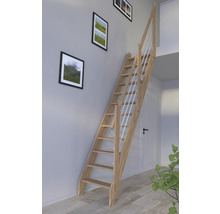 Raumansicht mit Holztreppe mit Geländer und Wanddekoration