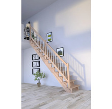 Holztreppe mit weißem Geländer in einem hellen Raum